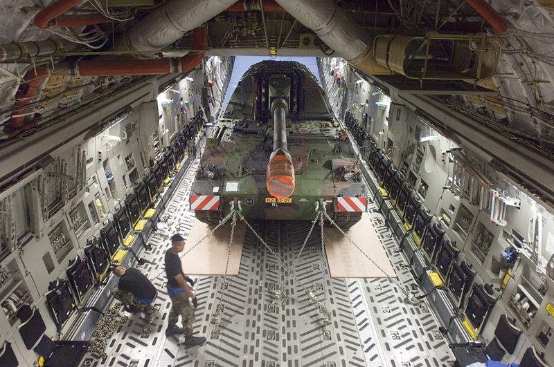A C-17 configured to carry heavy equipment. (Wikimedia Commons)